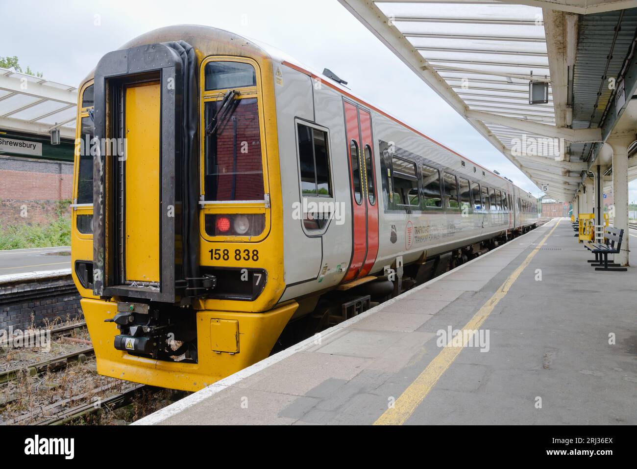 Shrewsbury, Regno Unito - 28 luglio 2023; trasporto per il Galles classe 158 due auto Sprinter presso la banchina 5 della baia di Shrewsbury Foto Stock