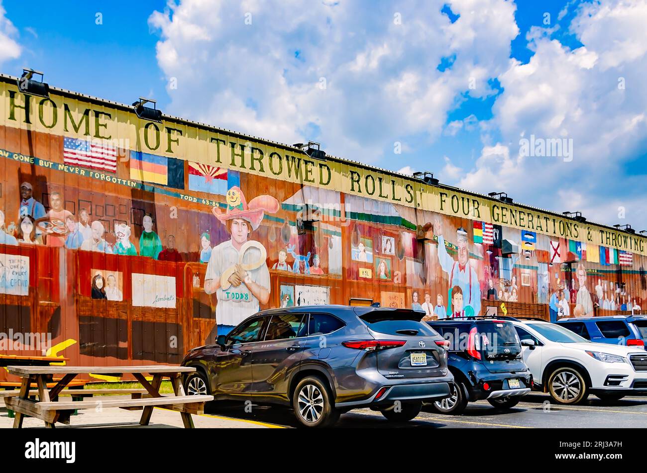 Lambert's Cafe presenta un murale della sua storia, 19 agosto 2023, a Foley, Alabama. Il ristorante a conduzione familiare è stato fondato nel Missouri nel 1942. Foto Stock
