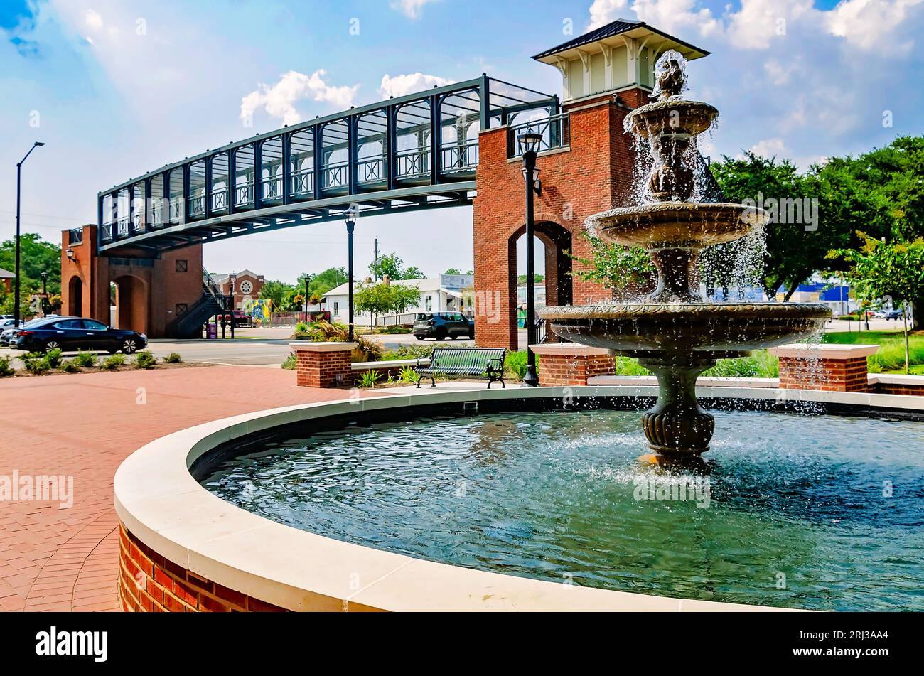 Il ponte pedonale e la fontana sono raffigurati al John B. Foley Park, vicino all'incrocio tra l'Alabama Highway 59 e la U.S. 98 a Foley, Alabama. Foto Stock