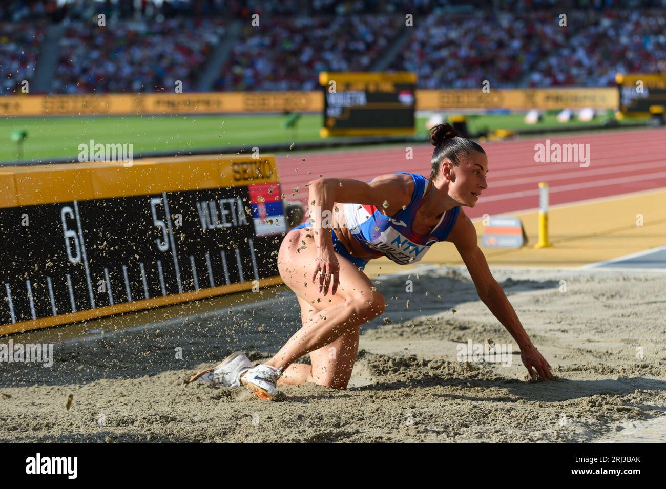 Budapest, Ungheria. 20/08/2023, Ivana Vuleta (Serbia) durante la finale di salto in lungo durante i campionati mondiali di atletica leggera 2023 presso il Centro Nazionale di atletica di Budapest, Ungheria. (Sven Beyrich/SPP) credito: SPP Sport Press Photo. /Alamy Live News Foto Stock