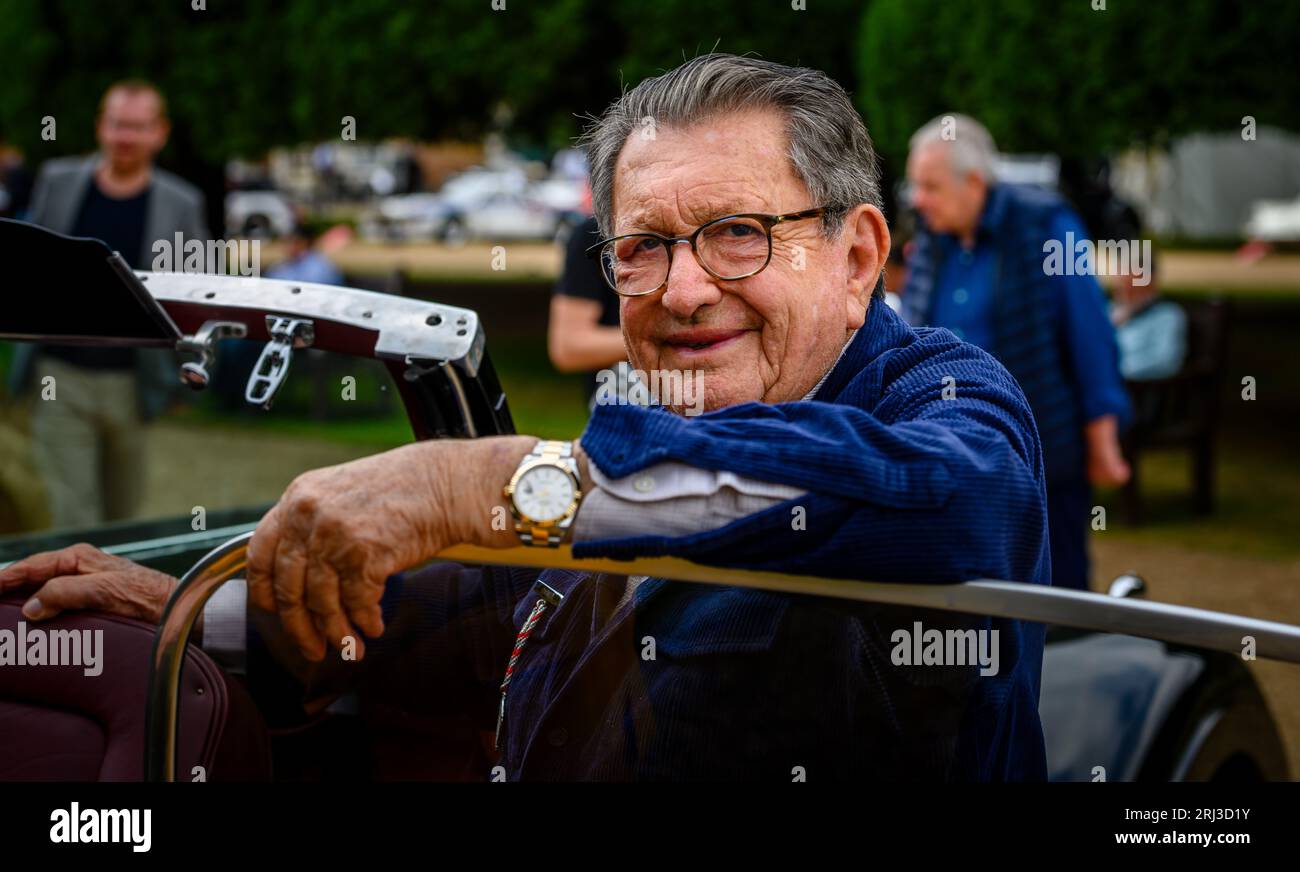 Ritratto di Arturo Keller che fa il punto su una delle auto che ama Foto Stock