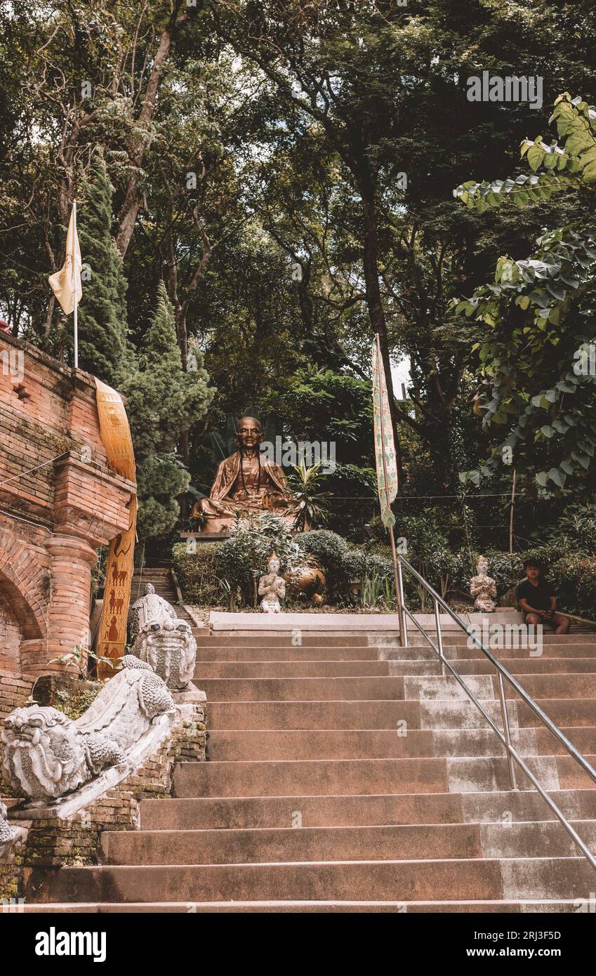 Una scenografica serie di gradini di pietra conduce ad un esotico giardino asiatico in un ambiente urbano Foto Stock