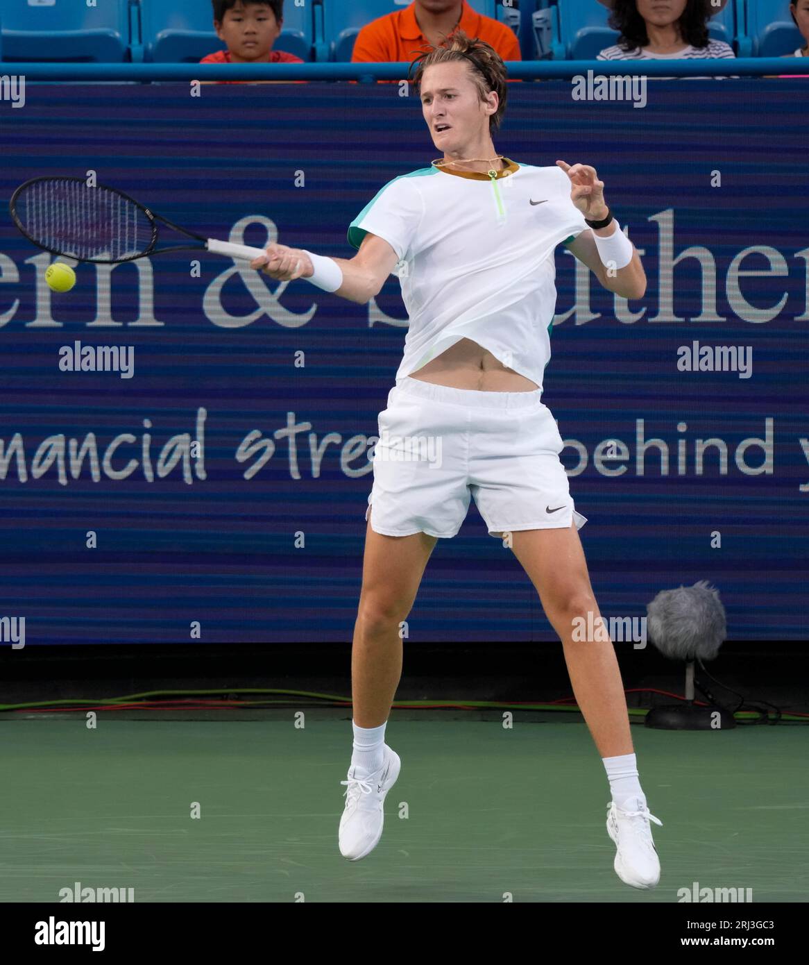 Sebastian Korda gioca al Western & Southern Open il 14 agosto 2023 al Lindner Family Tennis Center di Mason, Ohio. © Leslie Billman/Tennisclix Foto Stock