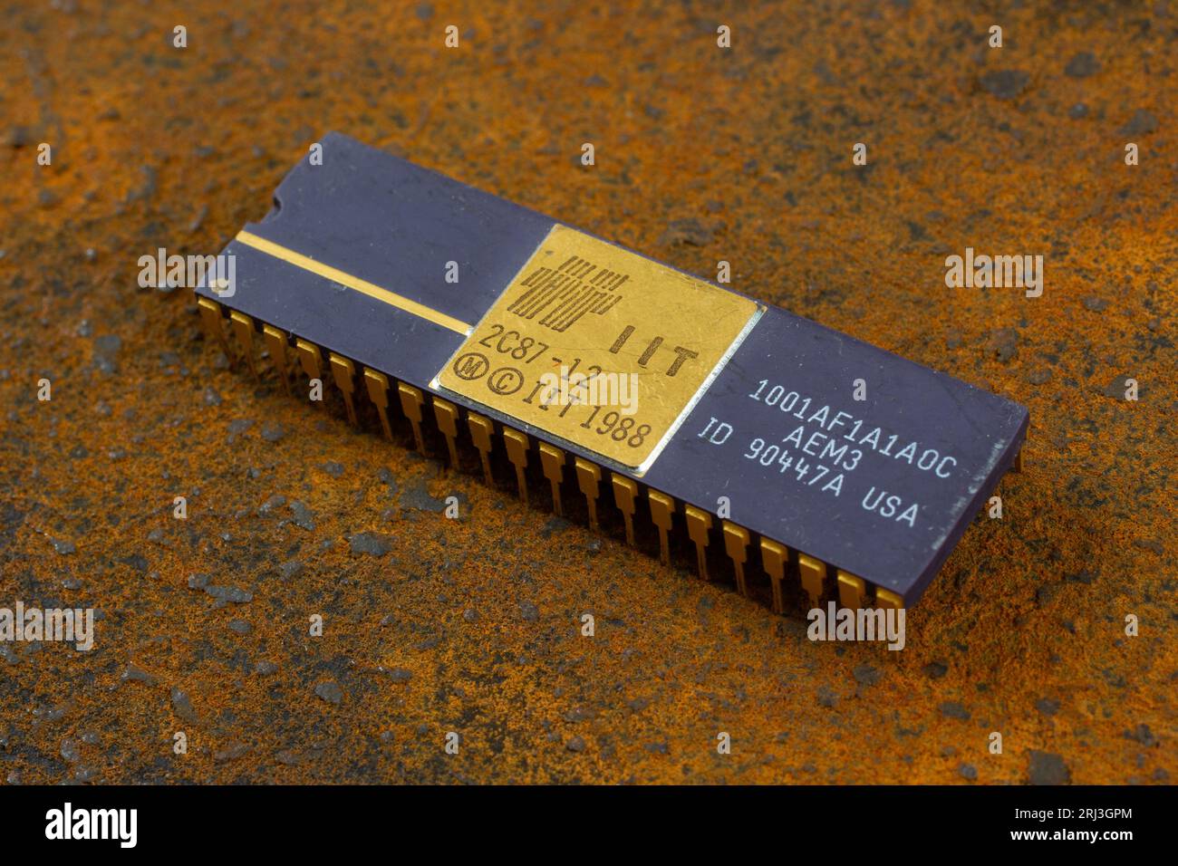 KIEV, UCRAINA - 2 agosto 2023. Unità coprocessore Intel 287 a virgola mobile su sfondo arrugginito. Foto Stock