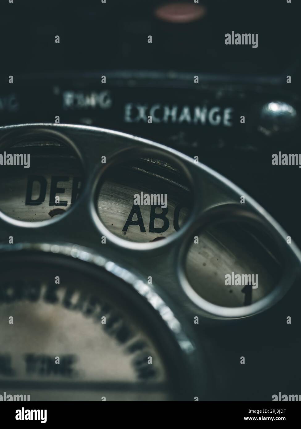 Primo piano di un telefono a pagamento vecchio stile con una manopola rotante e numeri. Foto Stock