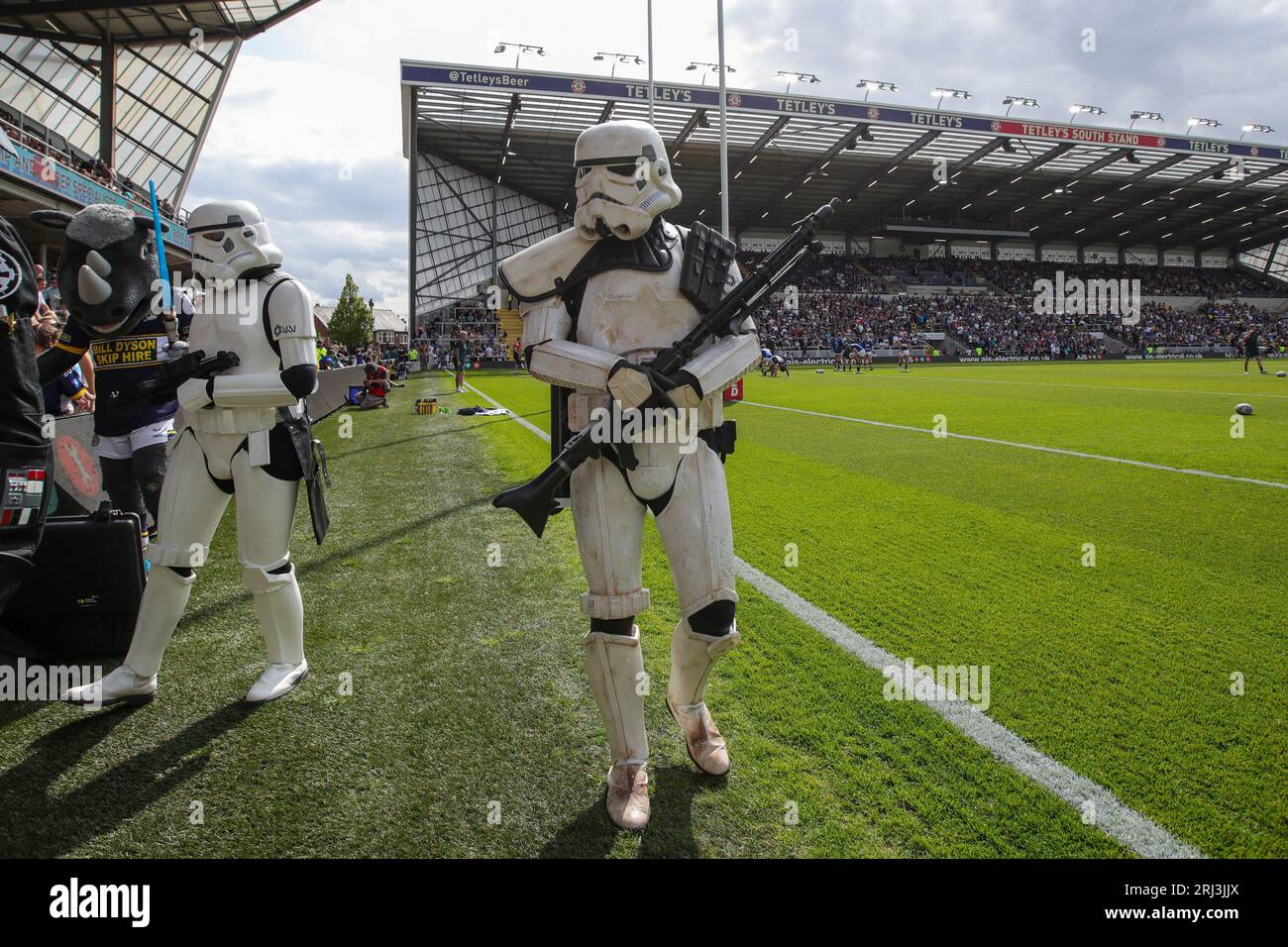 I personaggi di Star Wars offrono intrattenimento in vista della partita di Betfred Super League Round 22 Leeds Rhinos vs Warrington Wolves all'Headingley Stadium, Leeds, Regno Unito, 20 agosto 2023 (foto di James Heaton/News Images) Foto Stock