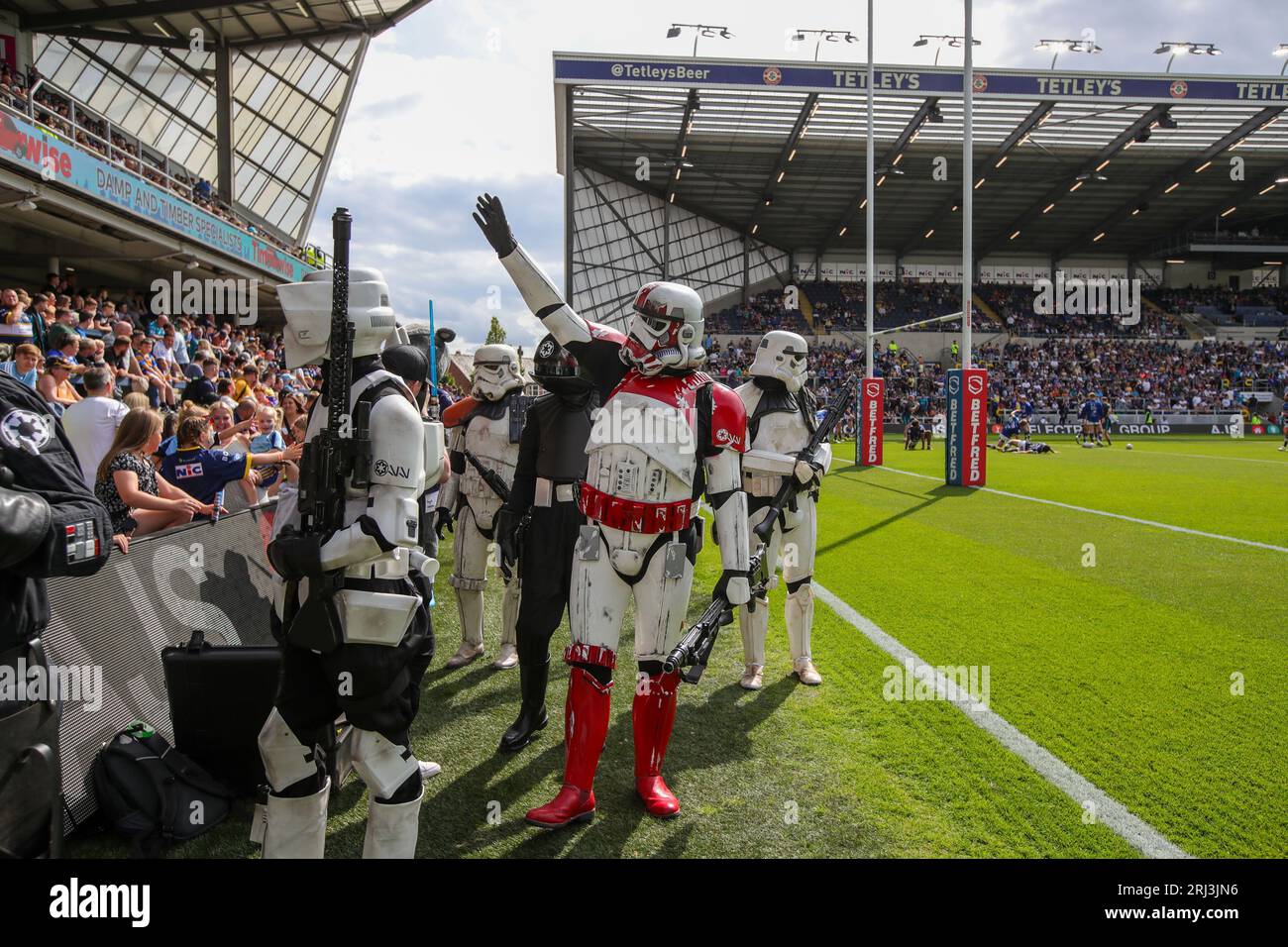 Leeds, Regno Unito. 20 agosto 2023. I personaggi di Star Wars offrono intrattenimento in vista della partita di Betfred Super League Round 22 Leeds Rhinos vs Warrington Wolves all'Headingley Stadium, Leeds, Regno Unito, 20 agosto 2023 (foto di James Heaton/News Images) a Leeds, Regno Unito il 20 agosto 2023. (Foto di James Heaton/News Images/Sipa USA) credito: SIPA USA/Alamy Live News Foto Stock