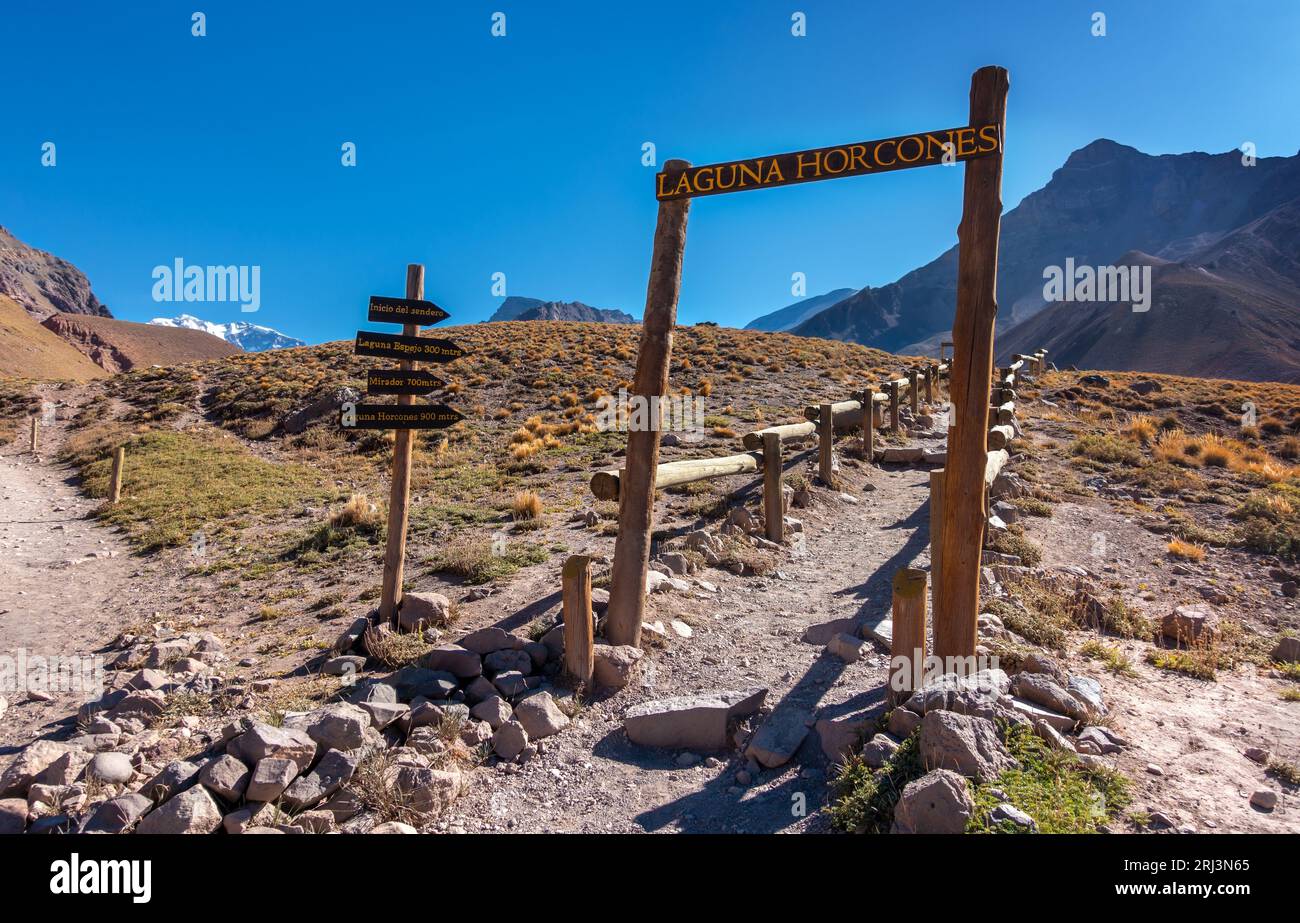 Cartello con indicazioni stradali per la tavola del Laguna Horcones Trailhead, Mount Aconcagua Provincial Park Landscape. Escursione panoramica sulla catena montuosa delle Ande a Mendoza Argentina Foto Stock