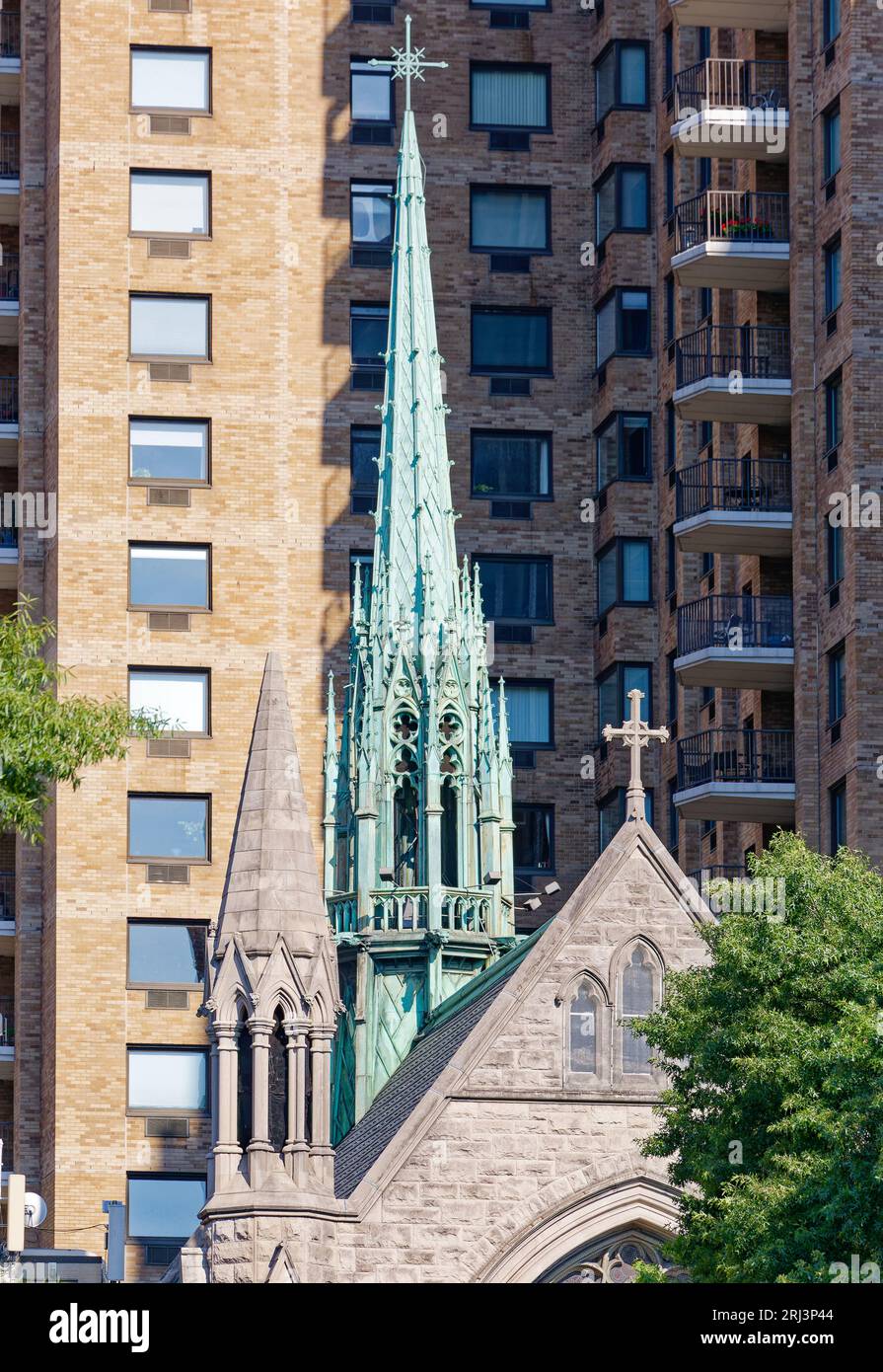 La guglia verdigris della Holy Trinity Lutheran Church di New York City è un punto esclamativo gotico di una pietra della dichiarazione di fede. Foto Stock
