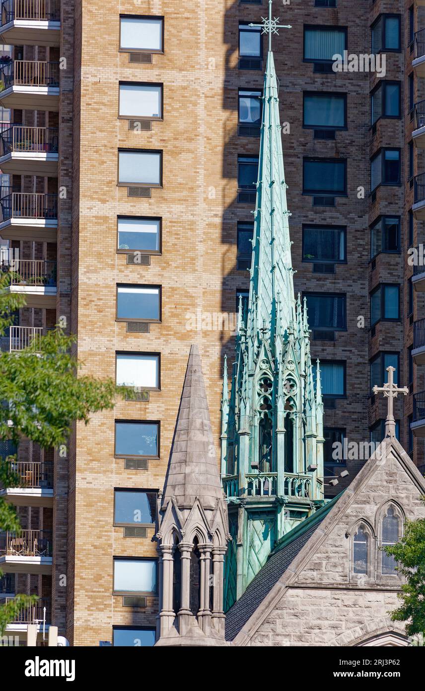 La guglia verdigris della Holy Trinity Lutheran Church di New York City è un punto esclamativo gotico di una pietra della dichiarazione di fede. Foto Stock