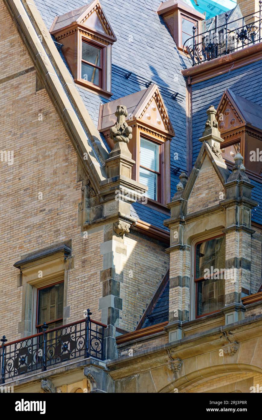 Dettaglio del tetto recentemente restaurato presso il Dakota, 1 West 72nd Street. Il rivestimento in rame fresco (nel 2016) non era ancora stato intemprato. Foto Stock