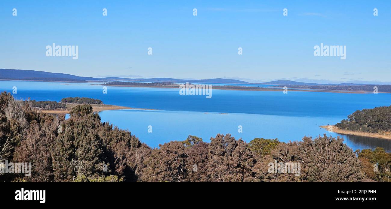 Una vista panoramica di un tranquillo lago di trote circondato da lussureggianti montagne sullo sfondo Foto Stock