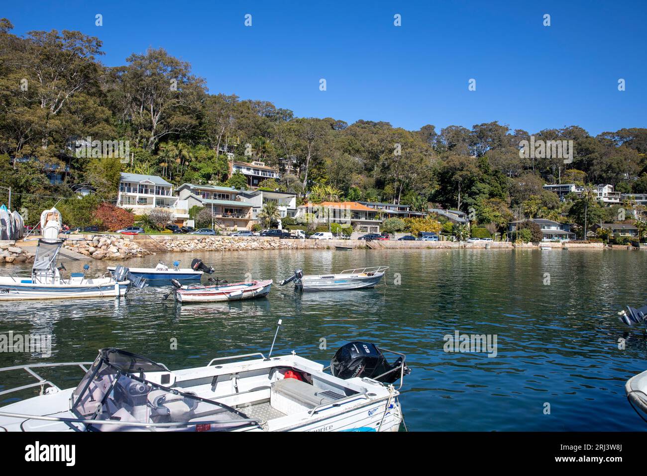 Le case sul lungomare di Sydney, Australia, e la proprietà a Careel Bay, Avalon Beach si affacciano su Pittwater e piccole barche, New South Wales, Australia Foto Stock