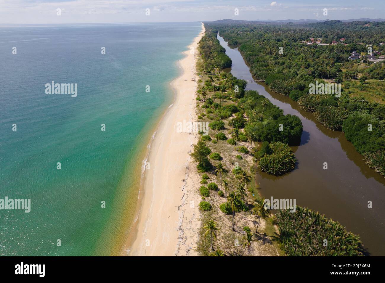 Una vista aerea di una spiaggia di sabbia vicino al fiume circondata da lussureggianti Foto Stock