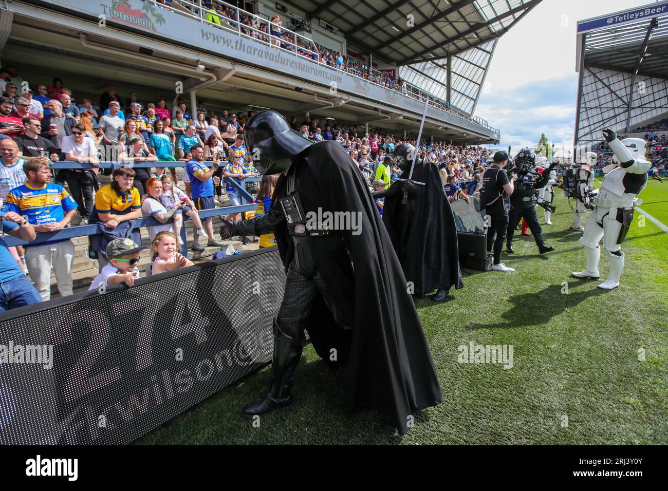 I personaggi a tema Sentinel Squad UK Star Wars offrono intrattenimento in vista della partita di Betfred Super League Round 22 Leeds Rhinos vs Warrington Wolves all'Headingley Stadium, Leeds, Regno Unito, 20 agosto 2023 (foto di James Heaton/News Images) Foto Stock
