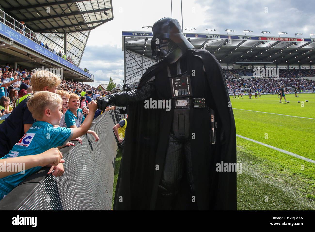 I personaggi a tema Sentinel Squad UK Star Wars offrono intrattenimento in vista della partita di Betfred Super League Round 22 Leeds Rhinos vs Warrington Wolves all'Headingley Stadium, Leeds, Regno Unito, 20 agosto 2023 (foto di James Heaton/News Images) Foto Stock