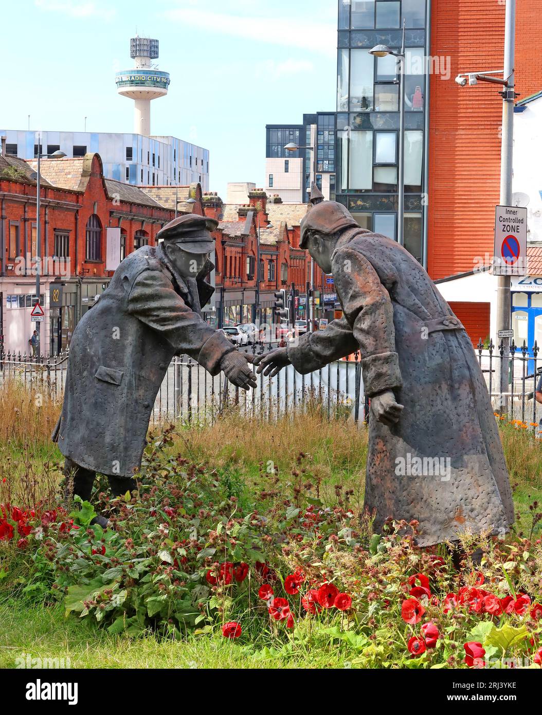 Scultura della tregua di Natale, conosciuta come "All Together Now" di Andy Edwards, a St Lukes, The Bombed Out Church, Reece St, Liverpool, L1 2TR Foto Stock