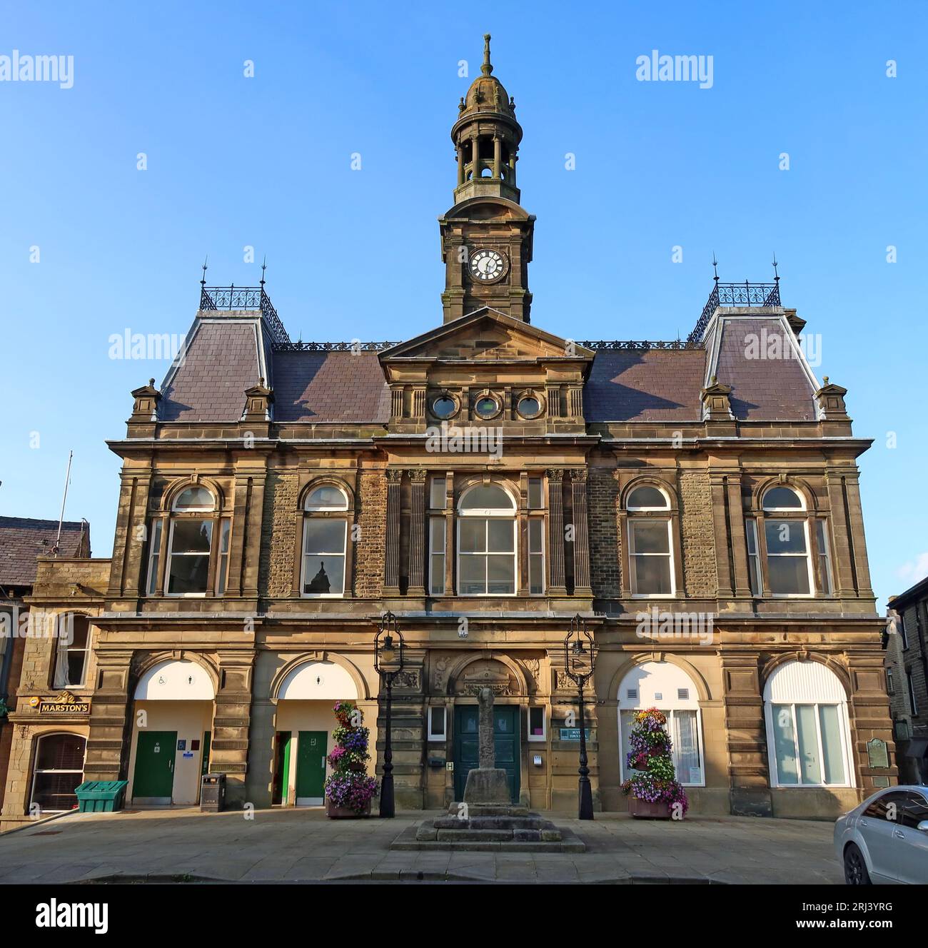 Il municipio di Buxton ha aperto nel 1889, Market Place, Buxton, High Peak, Derbyshire, INGHILTERRA, REGNO UNITO, SK17 6EL Foto Stock