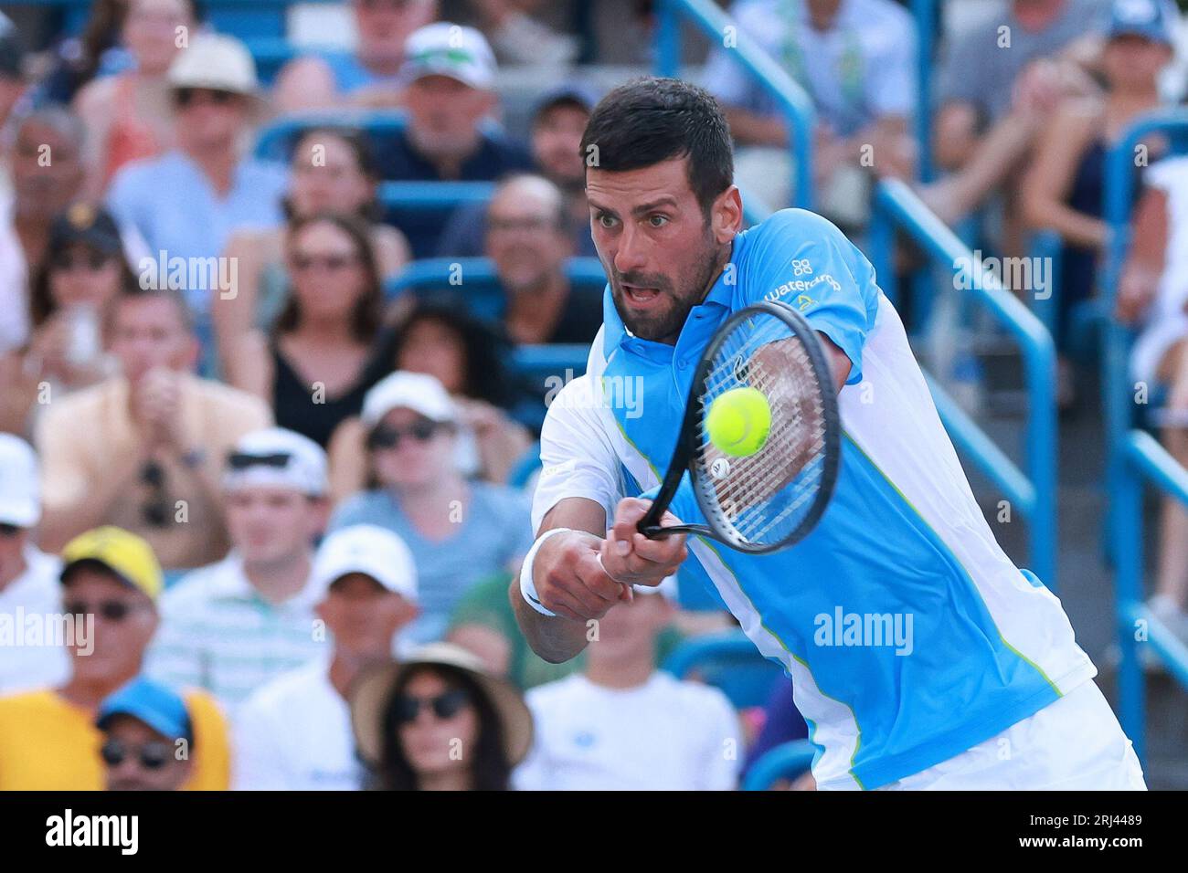 Mason, Ohio, USA. 20 agosto 2023. Novak Djokovic (SRB) colpisce due mani dietro durante l'ultimo round di domenica del Western and Southern Open al Lindner Family Tennis Center di Mason, Ohio. (Immagine di credito: © Scott Stuart/ZUMA Press Wire) SOLO USO EDITORIALE! Non per USO commerciale! Foto Stock