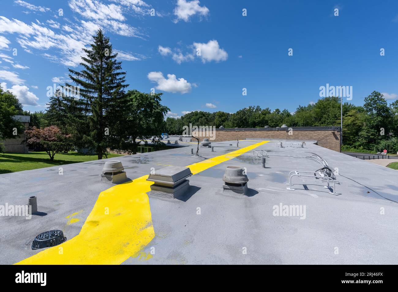 Passerella di sicurezza verniciata di giallo sul nuovo tetto in schiuma spray per il traffico pedonale. Foto Stock