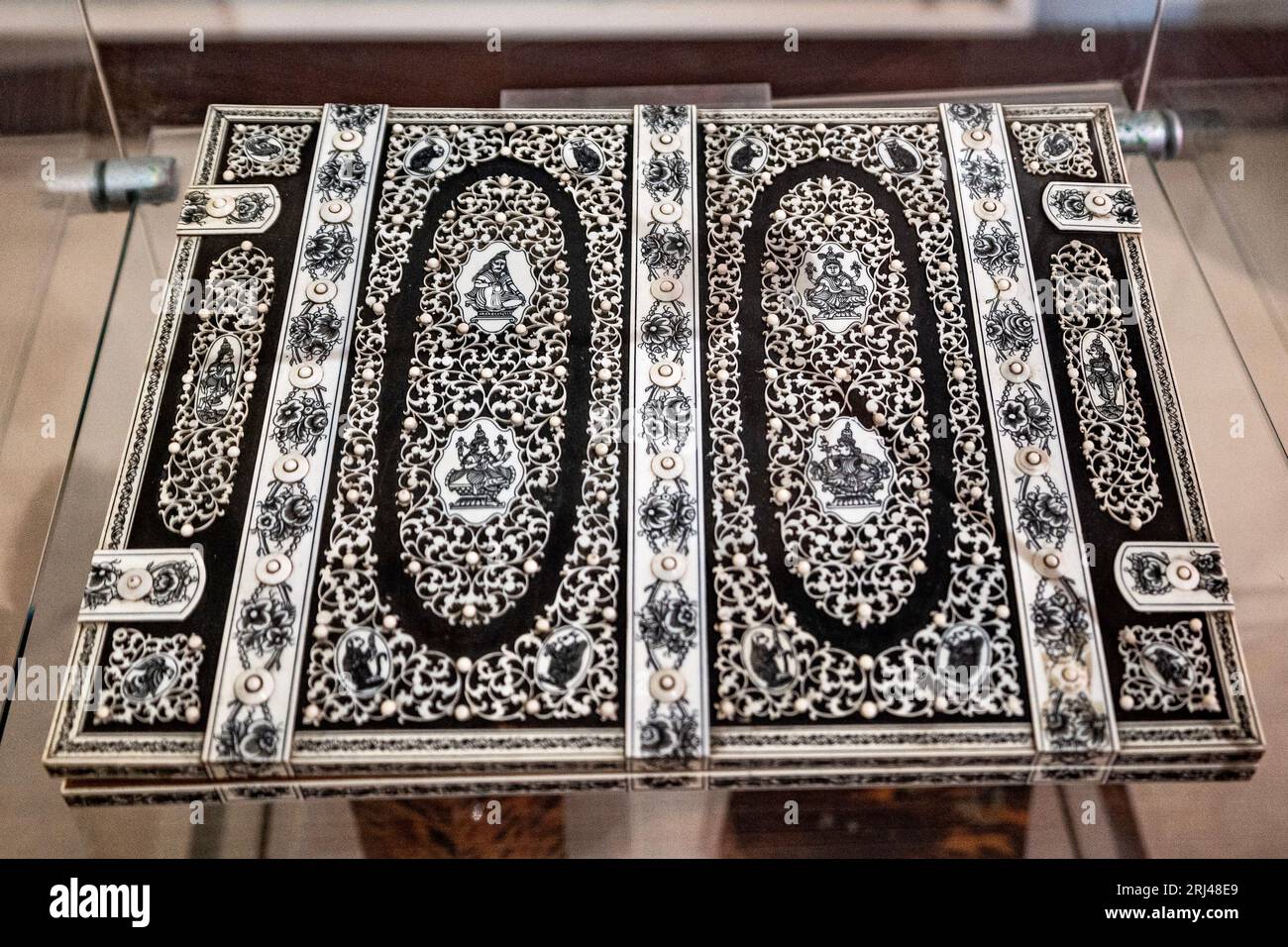 Piatto tradizionale a base di guscio di tartarughe marine, un oggetto storico che mette in risalto lo sfruttamento delle specie marine e la necessità di essere attenti alla conservazione Foto Stock