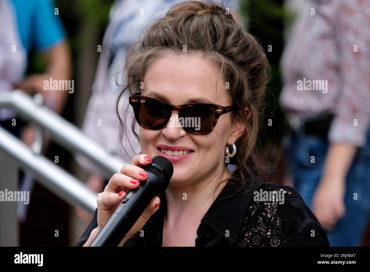 Londra, Regno Unito. 20 agosto 2023. Maria Pevchikh, presidente della Fondazione anticorruzione, si rivolge alla folla. Una marcia e una manifestazione anti-Putin si sono svolte nel terzo anniversario dell'avvelenamento di Novichok da parte del leader dell'opposizione russa Alexei Navalny durante un volo interno. I sostenitori che partecipano ai raduni globali "Putin è un assassino" chiedono la libertà di Navalny, poiché si prevede che scontare trent'anni di carcere, dopo che le autorità hanno aggiunto altri 19 anni oltre a una sentenza esistente all'inizio di questo mese. Credito: Fotografia dell'undicesima ora/Alamy Live News Foto Stock