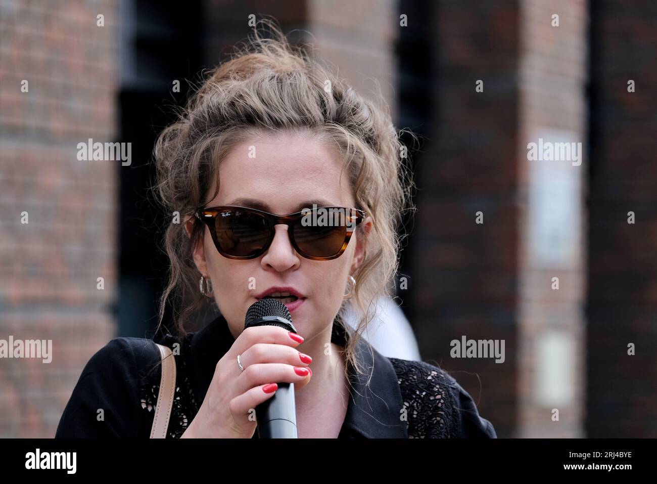Londra, Regno Unito. 20 agosto 2023. Maria Pevchikh, presidente della Fondazione anticorruzione, si rivolge alla folla. Una marcia e una manifestazione anti-Putin si sono svolte nel terzo anniversario dell'avvelenamento di Novichok da parte del leader dell'opposizione russa Alexei Navalny durante un volo interno. I sostenitori che partecipano ai raduni globali "Putin è un assassino" chiedono la libertà di Navalny, poiché si prevede che scontare trent'anni di carcere, dopo che le autorità hanno aggiunto altri 19 anni oltre a una sentenza esistente all'inizio di questo mese. Credito: Fotografia dell'undicesima ora/Alamy Live News Foto Stock
