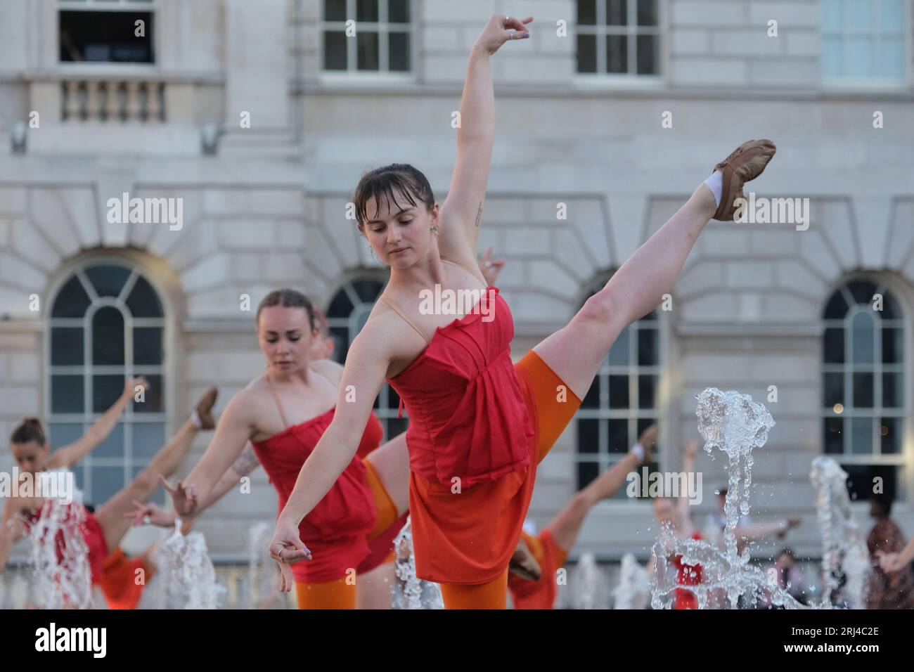 Londra, Regno Unito. 20 agosto 2023. Un gruppo di 22 ballerini esegue il contrappunto - un pezzo appositamente coreografato di Shobana Jeyasingh, per le fontane del cortile della Somerset House, combinando stili di danza classica contemporanea e indiana. Le esibizioni fanno parte del Westminster Council's Inside Out Arts Festival, che si svolge per tutto il mese di agosto. Credito: Fotografia dell'undicesima ora/Alamy Live News Foto Stock