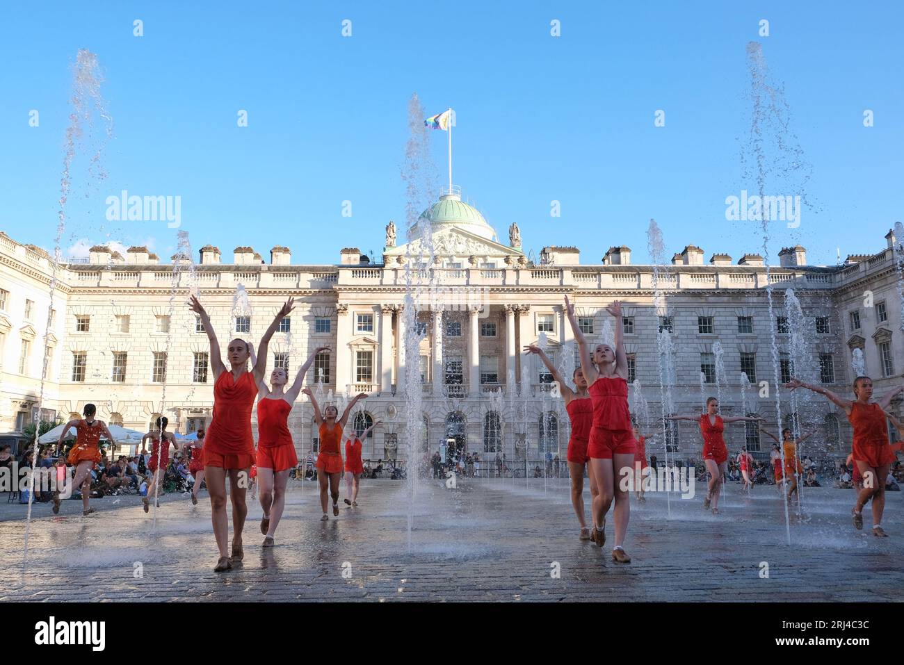 Londra, Regno Unito. 20 agosto 2023. Un gruppo di 22 ballerini esegue il contrappunto - un pezzo appositamente coreografato di Shobana Jeyasingh, per le fontane del cortile della Somerset House, combinando stili di danza classica contemporanea e indiana. Le esibizioni fanno parte del Westminster Council's Inside Out Arts Festival, che si svolge per tutto il mese di agosto. Credito: Fotografia dell'undicesima ora/Alamy Live News Foto Stock