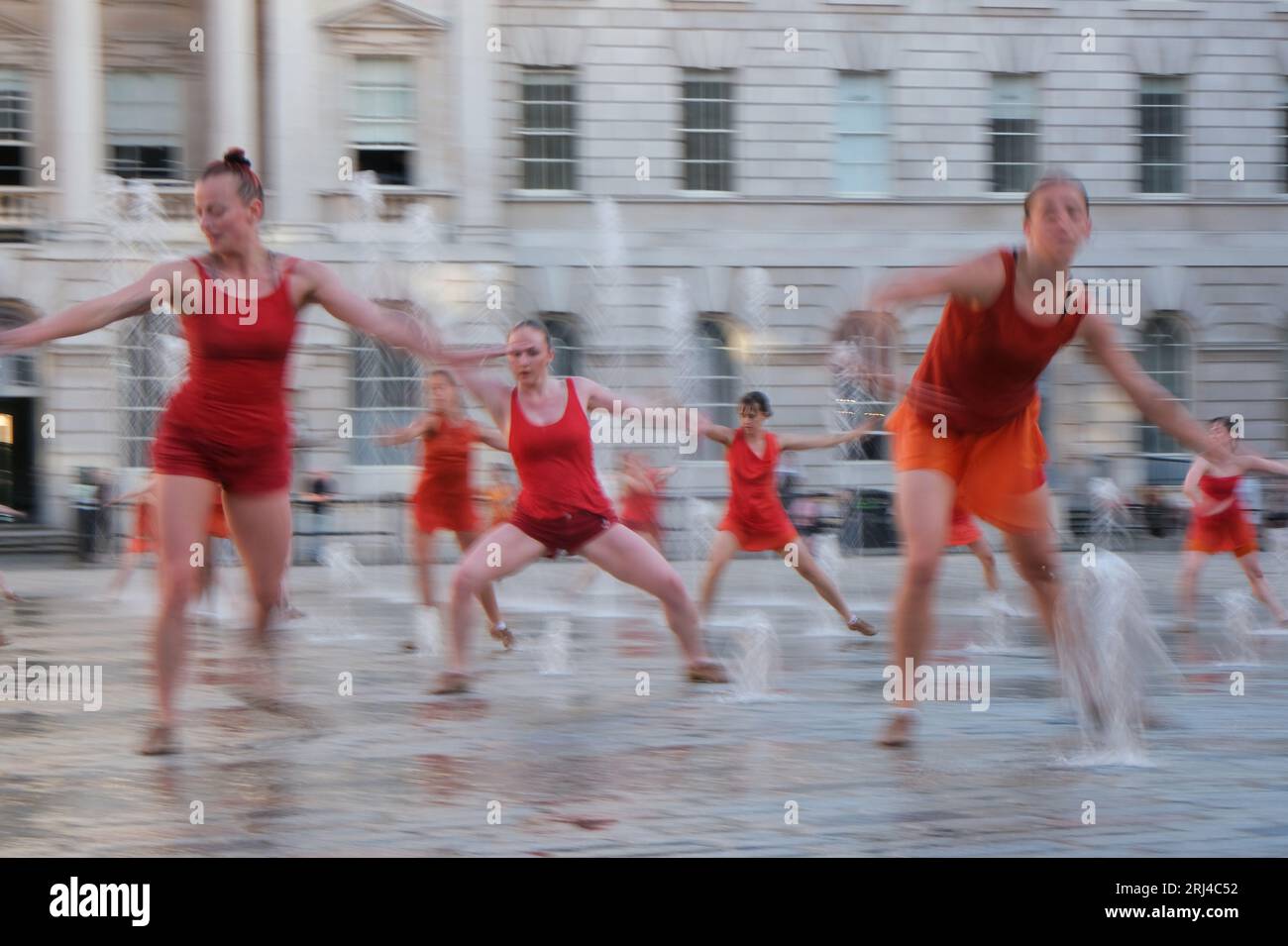 Londra, Regno Unito. 20 agosto 2023. Un gruppo di 22 ballerini esegue il contrappunto - un pezzo appositamente coreografato di Shobana Jeyasingh, per le fontane del cortile della Somerset House, combinando stili di danza classica contemporanea e indiana. Le esibizioni fanno parte del Westminster Council's Inside Out Arts Festival, che si svolge per tutto il mese di agosto. Credito: Fotografia dell'undicesima ora/Alamy Live News Foto Stock