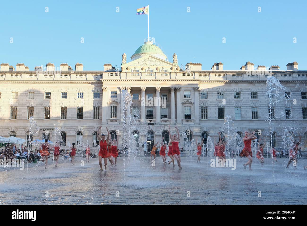 Londra, Regno Unito. 20 agosto 2023. Un gruppo di 22 ballerini esegue il contrappunto - un pezzo appositamente coreografato di Shobana Jeyasingh, per le fontane del cortile della Somerset House, combinando stili di danza classica contemporanea e indiana. Le esibizioni fanno parte del Westminster Council's Inside Out Arts Festival, che si svolge per tutto il mese di agosto. Credito: Fotografia dell'undicesima ora/Alamy Live News Foto Stock