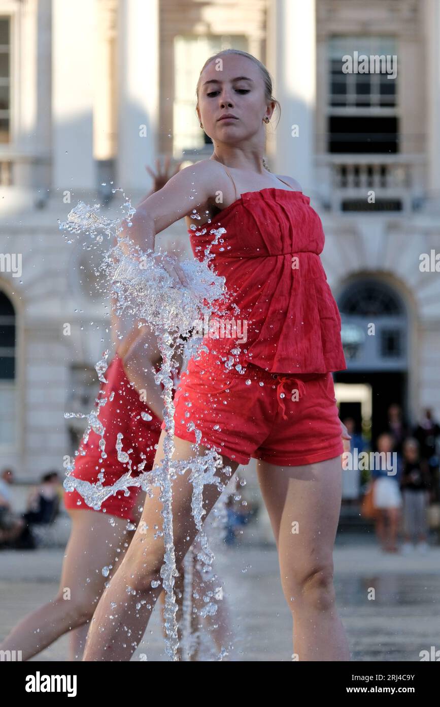 Londra, Regno Unito. 20 agosto 2023. Un gruppo di 22 ballerini esegue il contrappunto - un pezzo appositamente coreografato di Shobana Jeyasingh, per le fontane del cortile della Somerset House, combinando stili di danza classica contemporanea e indiana. Le esibizioni fanno parte del Westminster Council's Inside Out Arts Festival, che si svolge per tutto il mese di agosto. Credito: Fotografia dell'undicesima ora/Alamy Live News Foto Stock