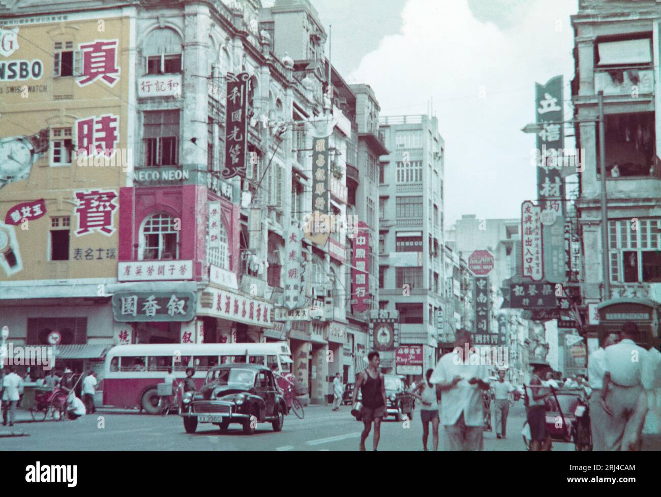 Una fotografia a colori degli anni '1960 che mostra le strade di Hong Kong. Foto Stock