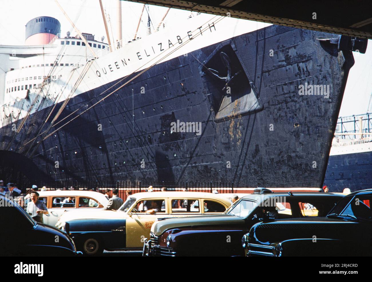 Una fotografia a colori degli anni '1950 che mostra la nave RMS Queen Elizabeth Ocean nel molo di New York. Foto Stock
