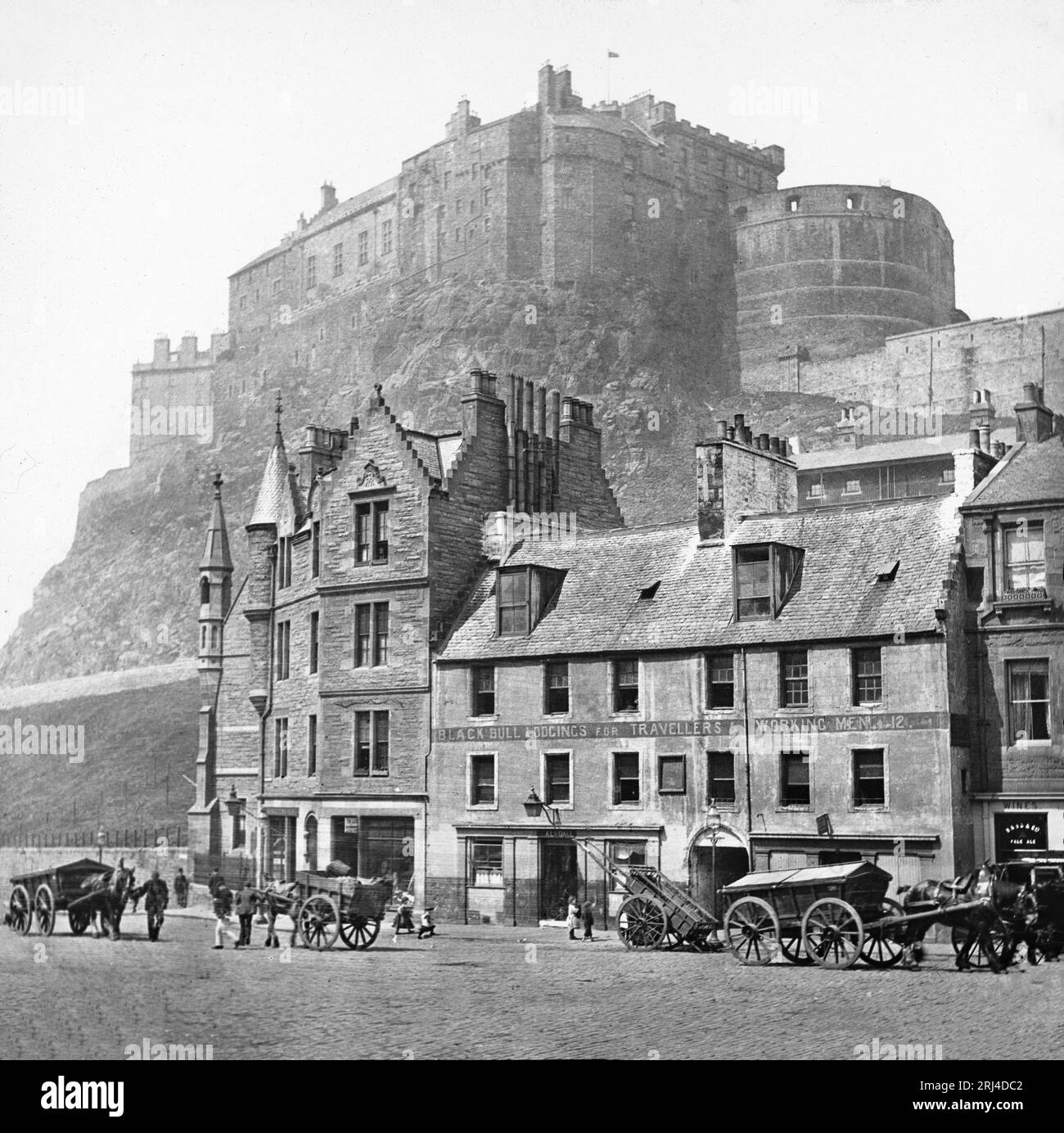 Una fotografia in bianco e nero della fine del XIX secolo di Edimburgo in Scozia, che mostra il castello e il Black Bull Inn. Foto Stock