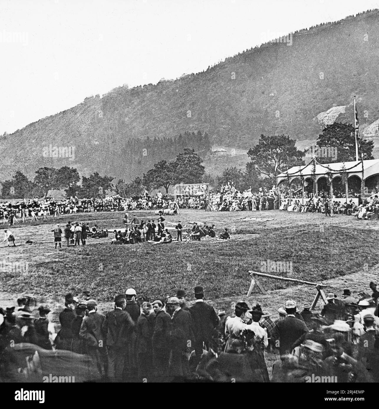 Una fotografia in bianco e nero del tardo XIX secolo che mostra i giochi di Birnam Highland vicino a Dunkeld in Scozia. Foto Stock