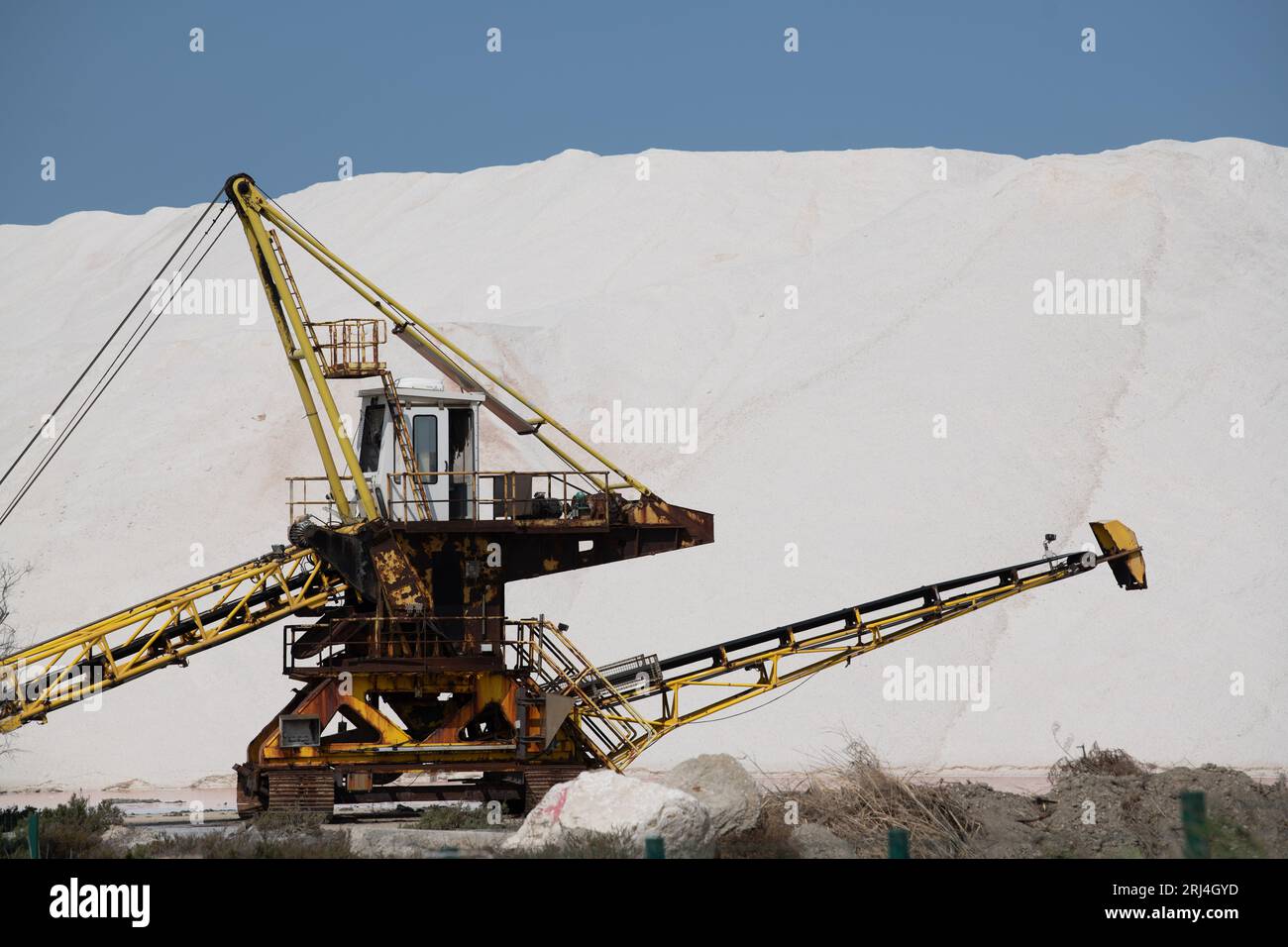 Stagni rosa in vasche di evaporazione saline artificiali in Camargue, Salin de Guiraud, Francia Foto Stock