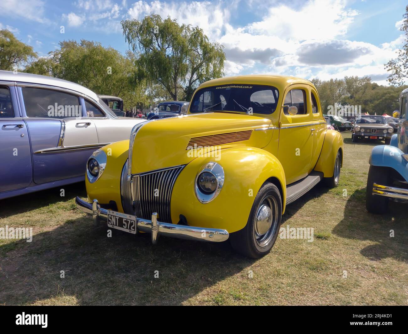 Vecchia Ford V8 Deluxe coupé gialla del 1939 sul prato durante il CAACMACH 2023 Foto Stock