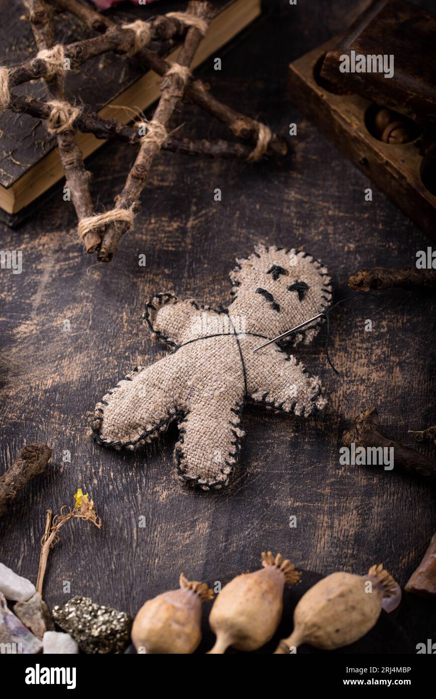 Rituale magico. Wicca, esoterico, voodoo e occulto con oggetti vintage  strega, sfondo Halloween Foto stock - Alamy