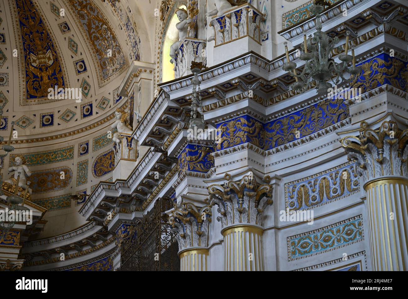 Affreschi, dipinti e architettura dell'ordine ionico all'interno della Chiesa di San Giovanni Evangelista in stile barocco siciliano a Scicli, Sicilia. Foto Stock