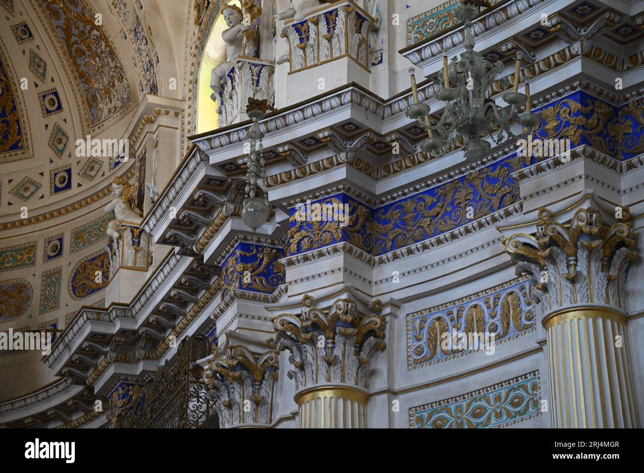 Affreschi, dipinti e architettura dell'ordine ionico all'interno della Chiesa di San Giovanni Evangelista in stile barocco siciliano a Scicli, Sicilia. Foto Stock