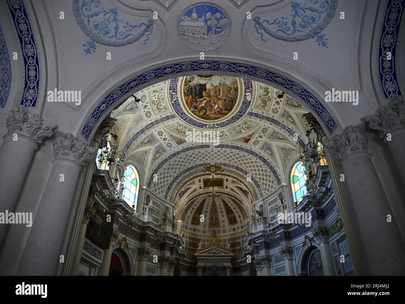 Affreschi, dipinti e architettura dell'ordine ionico all'interno della Chiesa di San Giovanni Evangelista in stile barocco siciliano a Scicli, Sicilia. Foto Stock