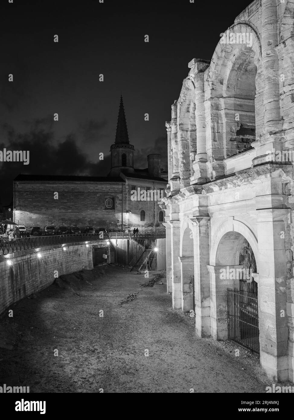 Arles, Francia - 28 febbraio 2023: L'Arena romana di Arles (Provenza, Francia) nella notte, in bianco e nero Foto Stock