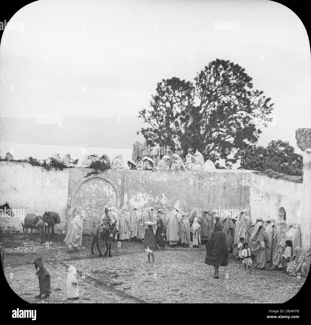 Una fotografia vintage in bianco e nero dei primi del XX secolo che mostra persone a Tangeri, in Marocco. Foto Stock