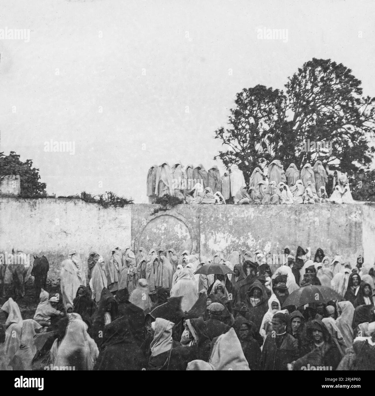 Una fotografia vintage in bianco e nero dei primi del XX secolo che mostra persone a Tangeri, in Marocco. Foto Stock