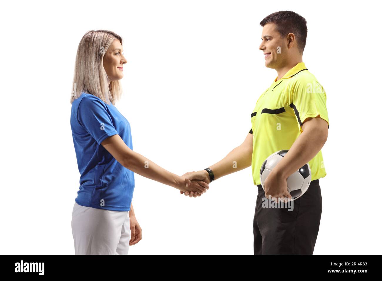 Foto del profilo di un arbitro di calcio che stringe la mano con una giocatrice isolata su sfondo bianco Foto Stock