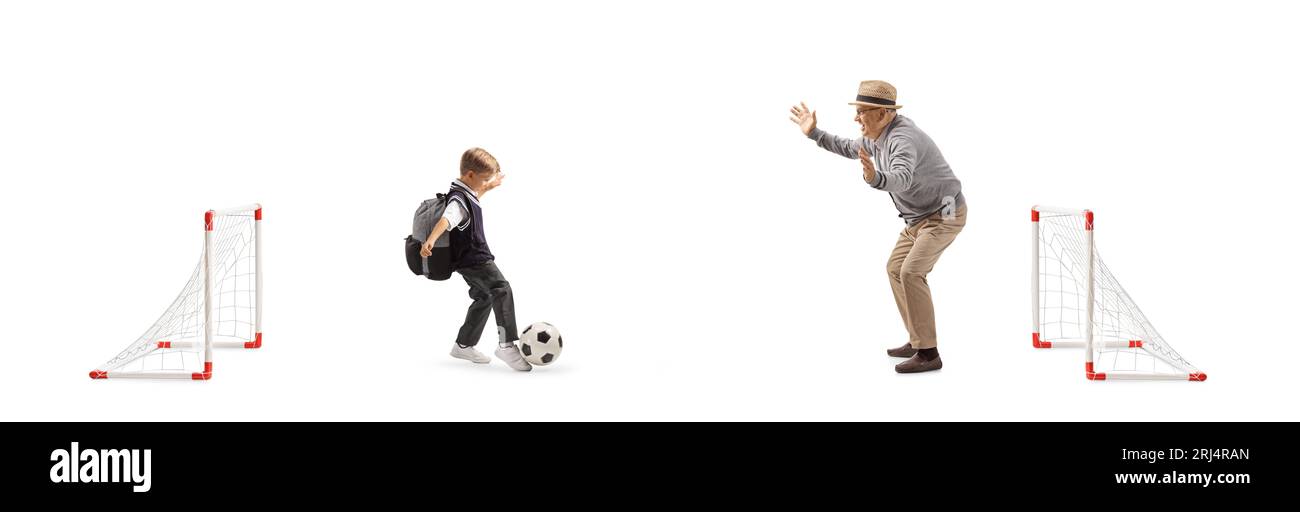 Nonno e grandon giocano a calcio con mini goal isolati su sfondo bianco Foto Stock