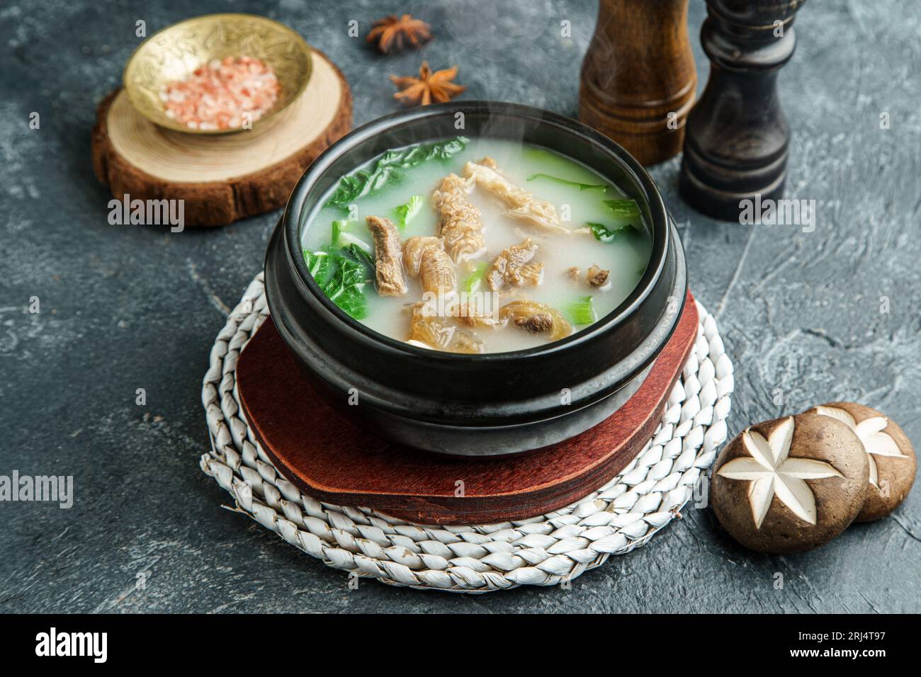 Costolette di maiale con zuppa di Kelp, Seolleongtang in stile coreano Foto Stock