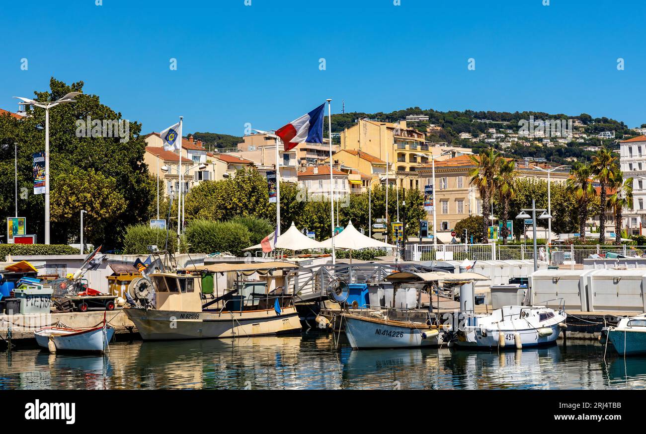 Cannes, Francia - 31 luglio 2022: Panorama sul mare del centro di Cannes con il centro storico, il quartiere Centre Ville e il porto per yacht sul Mar Mediterraneo Foto Stock
