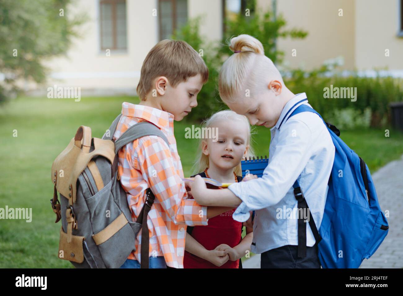 Bambini che camminano a scuola immagini e fotografie stock ad alta  risoluzione - Alamy